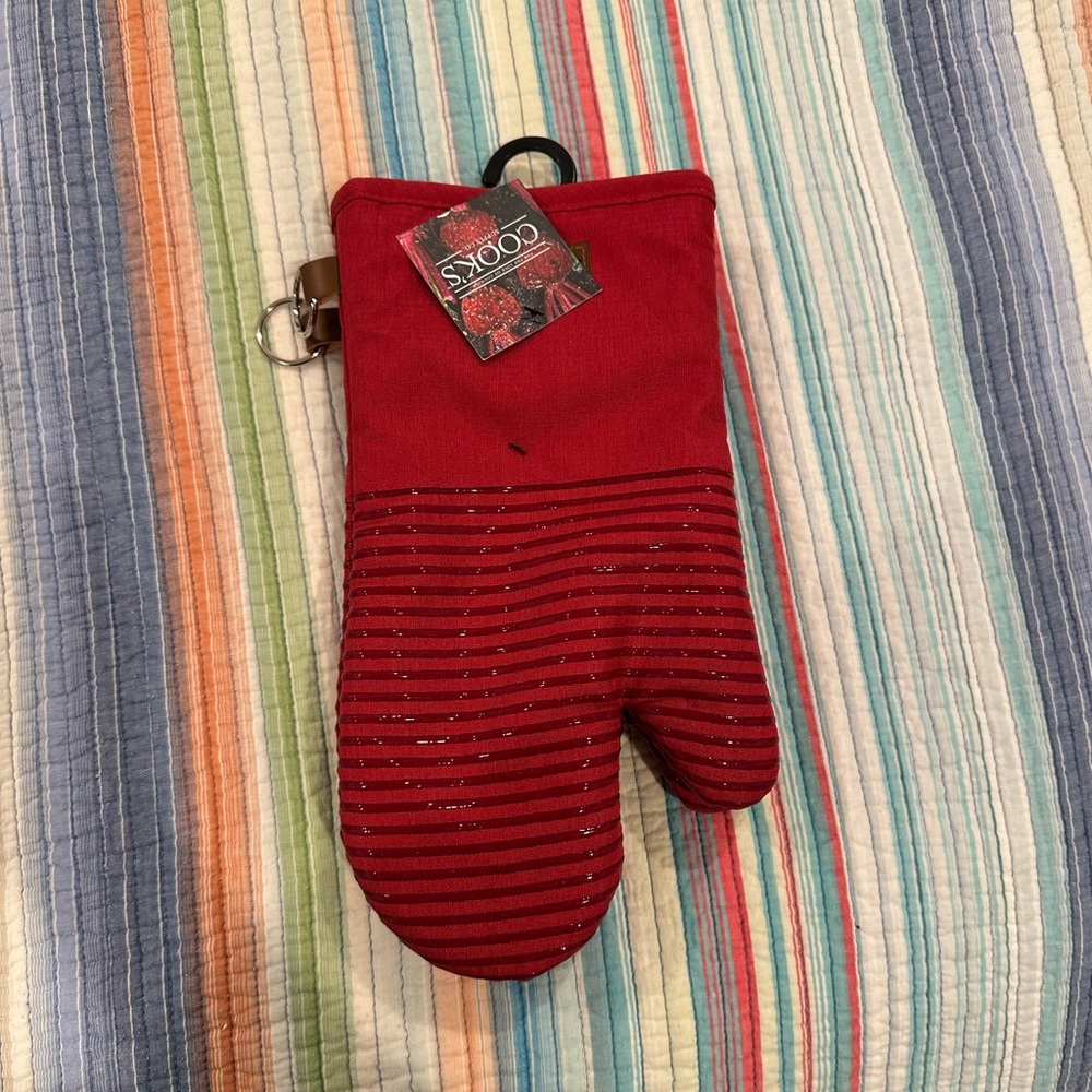 Cook’s 2-pack silicone Red Oven Mitts